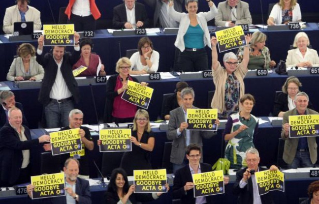 Les eurodéputés Verts célèbrent la victoire des opposants au traité Acta lors du vote au Parlement européen mercredi 4 juillet 2012. Les eurodéputés Verts célèbrent la victoire des opposants au traité Acta lors du vote au Parlement européen mercredi 4 juillet 2012.