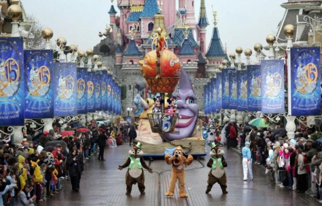 Le tribunal des affaires de sécurité sociale (TASS) des Yvelines a condamné Euro Disney pour "faute inexcusable" après un accident du travail dont a été victime l'un de ses anciens cascadeurs en 2006, a-t-on appris mercredi. Le tribunal des affaires de sécurité sociale (TASS) des Yvelines a condamné Euro Disney pour "faute inexcusable" après un accident du travail dont a été victime l'un de ses anciens cascadeurs en 2006, a-t-on appris mercredi.