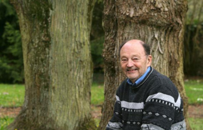 L'écrivain Michel Tournier dans le jardin de sa maison de Choisel, au sud-ouest de Paris, le 4 avril 2005 L'écrivain Michel Tournier dans le jardin de sa maison de Choisel, au sud-ouest de Paris, le 4 avril 2005