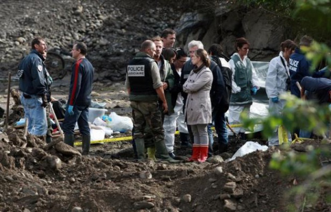 Il y a un an, le 4 juin vers 22h50, disparaissait Alexandre Junca, jeune sans histoires de 13 ans, à seulement 200 mètres de chez son père, à Pau. Depuis, son corps démembré a été retrouvé. Mais les enquêteurs ont peu avancé sur ce crime qui a ébranlé la ville. Il y a un an, le 4 juin vers 22h50, disparaissait Alexandre Junca, jeune sans histoires de 13 ans, à seulement 200 mètres de chez son père, à Pau. Depuis, son corps démembré a été retrouvé. Mais les enquêteurs ont peu avancé sur ce crime qui a ébranlé la ville.