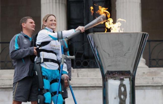 La flamme anglaise des jeux Paralympiques a été allumée vendredi à Trafalgar Square en présence du premier ministre britannique David Cameron qui a promis que ces jeux feraient "la fierté" du Royaume-Uni. La flamme anglaise des jeux Paralympiques a été allumée vendredi à Trafalgar Square en présence du premier ministre britannique David Cameron qui a promis que ces jeux feraient "la fierté" du Royaume-Uni.