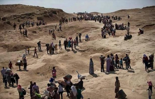Des déplacés originaires de Sinjar fuient vers la région autonome du Kurdistan, dans le nord de l'Irak, le 4 août 2014 Des déplacés originaires de Sinjar fuient vers la région autonome du Kurdistan, dans le nord de l'Irak, le 4 août 2014