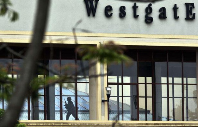 Mardi 24 septembre, les forces de l'ordre sont intervenues dans le centre commercial Westgate de Nairobi pour sauver les otages encore à l'intérieur. Mardi 24 septembre, les forces de l'ordre sont intervenues dans le centre commercial Westgate de Nairobi pour sauver les otages encore à l'intérieur.