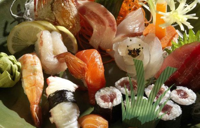 Un plateau de sushis, makis et sashimis. Un plateau de sushis, makis et sashimis.