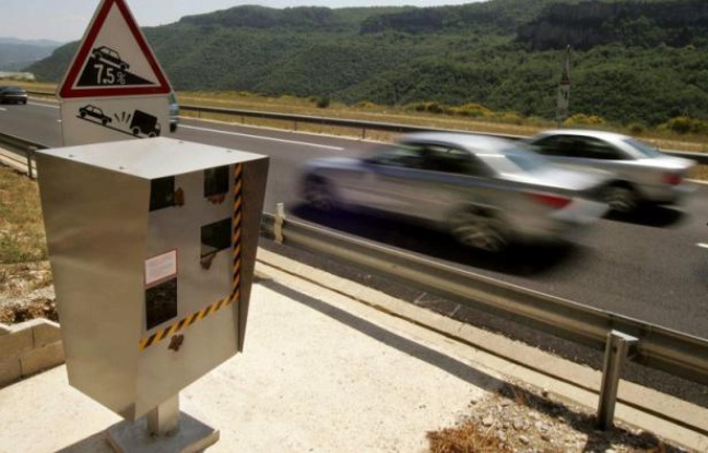 Les recettes générées par les radars routiers devrait atteindre un niveau record en 2012, entre 675 et 700 millions d'euros, contre 639 millions en 2011, selon des estimations de l'Agence nationale du traitement automatisé des infractions (Antai) citée vendredi par Les Echos. Les recettes générées par les radars routiers devrait atteindre un niveau record en 2012, entre 675 et 700 millions d'euros, contre 639 millions en 2011, selon des estimations de l'Agence nationale du traitement automatisé des infractions (Antai) citée vendredi par Les Echos.