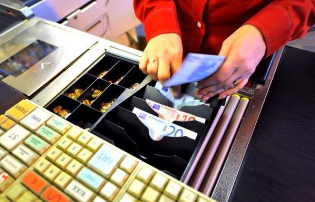 La CGT a "exigé" jeudi le remplacement du directeur de l'hypermarché Cora de Mondelange (Moselle), ayant engagé, avant de l'abandonner, une procédure de licenciement envers une salariée syndicaliste qui avait récupéré un bon pour un hamburger gratuit laissé en caisse par un client. La CGT a "exigé" jeudi le remplacement du directeur de l'hypermarché Cora de Mondelange (Moselle), ayant engagé, avant de l'abandonner, une procédure de licenciement envers une salariée syndicaliste qui avait récupéré un bon pour un hamburger gratuit laissé en caisse par un client.