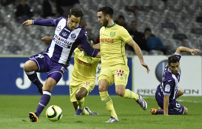 Le milieu offensif du TFC Oscar Trejo (à gauche) face au milieu nantais Adrien Thomasson lors du match de Ligue 1 au Stadium de Toulouse, le 6 février 2016. Le milieu offensif du TFC Oscar Trejo (à gauche) face au milieu nantais Adrien Thomasson lors du match de Ligue 1 au Stadium de Toulouse, le 6 février 2016.