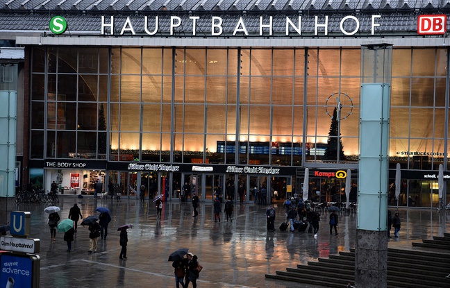 Cologne (Allemagne), le 11 janvier. Des Allemands passent devant la gare de Cologne où une vague d'agressions à eu lieu la nuit du Nouvel An. Cologne (Allemagne), le 11 janvier. Des Allemands passent devant la gare de Cologne où une vague d'agressions à eu lieu la nuit du Nouvel An.