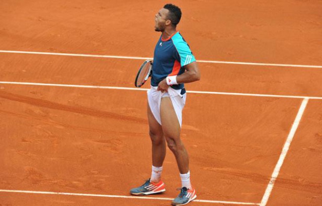 Le Français Jo-Wilfried Tsonga, sur le court central de Roland-Garros, le 1er juin 2012. Le Français Jo-Wilfried Tsonga, sur le court central de Roland-Garros, le 1er juin 2012.