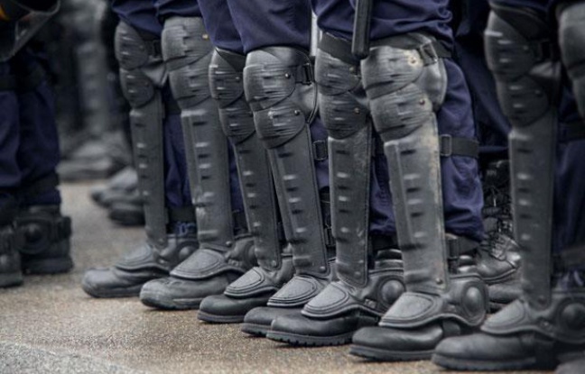Les bottes d'une compagnie républicaine de sécurité (CRS) en février 2001. Les bottes d'une compagnie républicaine de sécurité (CRS) en février 2001.