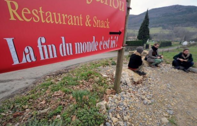 Si Bugarach était le seul lieu à échapper à la fin du monde, la Terre ne serait plus peuplée après vendredi que par 200 villageois déjà à bout de nerfs avant l'apocalypse et autant de journalistes sur les dents qui pourront toujours compter sur les gendarmes pour essayer de survivre ensemble. Si Bugarach était le seul lieu à échapper à la fin du monde, la Terre ne serait plus peuplée après vendredi que par 200 villageois déjà à bout de nerfs avant l'apocalypse et autant de journalistes sur les dents qui pourront toujours compter sur les gendarmes pour essayer de survivre ensemble.