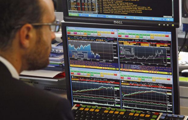 Un trader à la Bourse de Paris. Un trader à la Bourse de Paris.