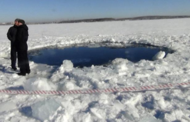 Un cratère dans un lac gelé, en Russie, causé par la chute d'une météorite, le 15 février 2013. Un cratère dans un lac gelé, en Russie, causé par la chute d'une météorite, le 15 février 2013.