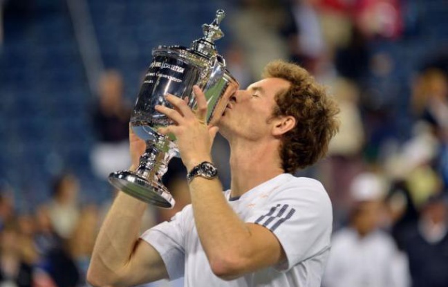 Ecossais élevé sur la terre battue catalane et plus à son aise sur les surfaces dures new-yorkaises que sur le gazon anglais de Wimbledon, Andy Murray est définitivement devenu le héros du tennis "british" avec sa victoire à l'US Open lundi soir. Ecossais élevé sur la terre battue catalane et plus à son aise sur les surfaces dures new-yorkaises que sur le gazon anglais de Wimbledon, Andy Murray est définitivement devenu le héros du tennis "british" avec sa victoire à l'US Open lundi soir.