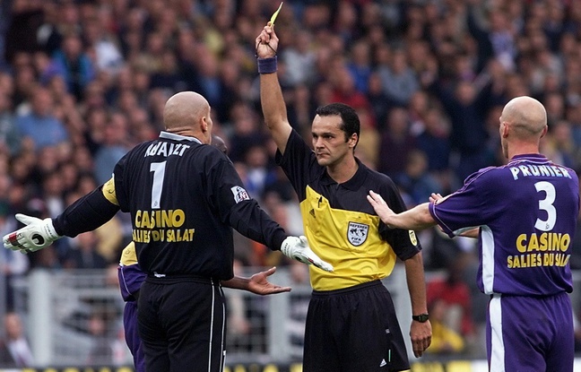 Le gardien du TFC Christophe Revault est averti par l'arbitre Bruno Coué sous les yeux du défenseur William Prunier lors du match de Ligue 1 contre Paris, le 21 octobre 2000 au Stadium de Toulouse. Le gardien du TFC Christophe Revault est averti par l'arbitre Bruno Coué sous les yeux du défenseur William Prunier lors du match de Ligue 1 contre Paris, le 21 octobre 2000 au Stadium de Toulouse.