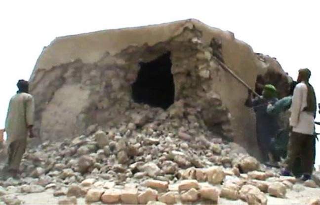Image tirée d'une vidéo montrant la destruction, par des rebelles islamistes, d'un lieu saint musulman à Tombouctou, le 1er juillet 2012 Image tirée d'une vidéo montrant la destruction, par des rebelles islamistes, d'un lieu saint musulman à Tombouctou, le 1er juillet 2012