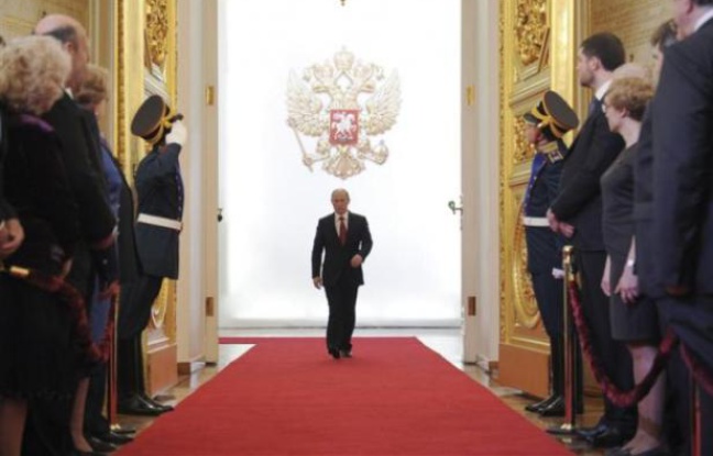 Vladimir Poutine, lors de la cérémonie d'investiture à la présidence russe, le 7 mai 2012 au Kremlin, à Moscou. Vladimir Poutine, lors de la cérémonie d'investiture à la présidence russe, le 7 mai 2012 au Kremlin, à Moscou.