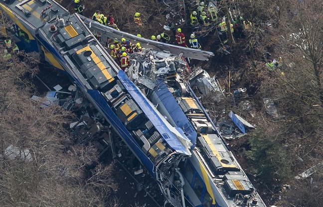 Un choc frontal entre deux trains régionaux, survenu mardi matin dans le sud de l'Allemagne. Un choc frontal entre deux trains régionaux, survenu mardi matin dans le sud de l'Allemagne.