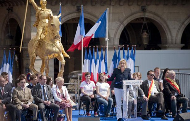 La présidente du Front National, Marine Le Pen, lors de son discours devant la statue de Jeanne d'Arc, le 1er mai, 2011 à Paris. La présidente du Front National, Marine Le Pen, lors de son discours devant la statue de Jeanne d'Arc, le 1er mai, 2011 à Paris.