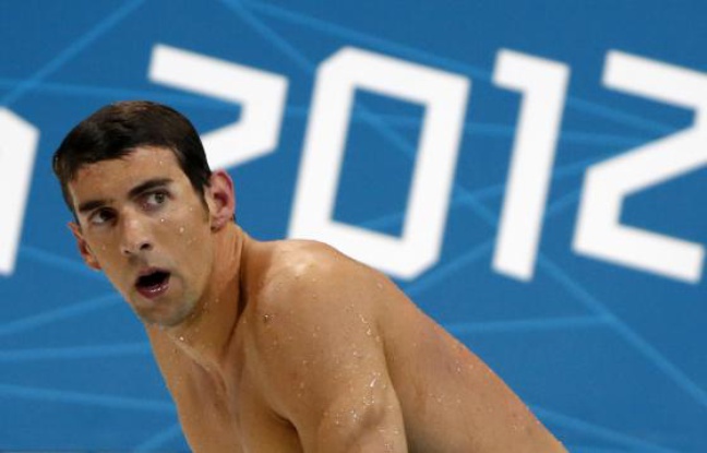 Le nageur américain Michael Phelps, après sa quatrième place lors des Jeux olympiques de Londres sur le 4X100m quatre nages, le 28 juillet 2012. Le nageur américain Michael Phelps, après sa quatrième place lors des Jeux olympiques de Londres sur le 4X100m quatre nages, le 28 juillet 2012.
