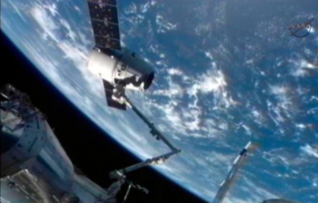 La capsule Dragon, de la société privée SpaceX, s'est arrimée avec succès à la Station spatiale internationelle, le 25 mai 2012. La capsule Dragon, de la société privée SpaceX, s'est arrimée avec succès à la Station spatiale internationelle, le 25 mai 2012.