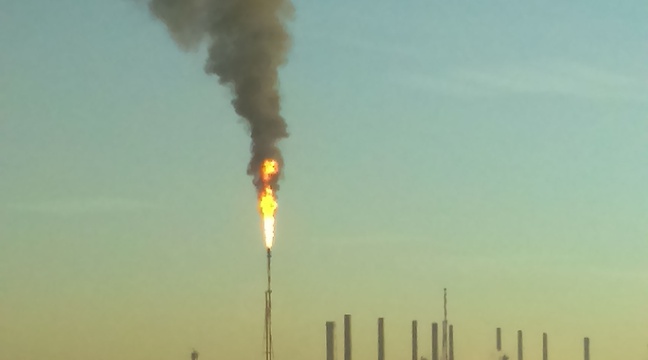 En pleine pollution, la raffinerie de Feyzin continue de cracher sa fumée