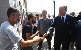 La France estime que des discussions doivent être menées avec la Russie pour étrangler financièrement le régime syrien de Bachar al-Assad, a dit lundi le chef de la diplomatie française, Laurent Fabius.