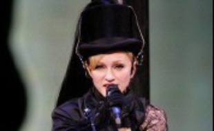 Madonna a attiré quelque 70.000 personnes dimanche soir lors de son concert à Rome, en dépit des polémiques qui ont fait rage tout au long de la semaine au sujet notamment de la mise en scène de sa propre crucifixion.