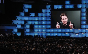 Le lanceur d'alerte Edward Snowden en visioconférence au Web Summit le 4 novembre 2019.
