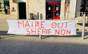 Une banderole affichée par les parents d'élèves à Laruscade en Gironde.