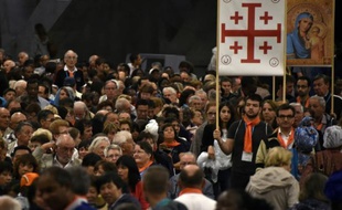 Des pèlerins catholiques irakiens pendant la messe au sanctuaire de Lourdes, le 15 août 2015