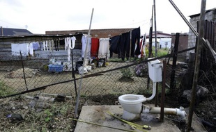 Des toilettes dans un bidonville d'Afrique du Sud le 10 mai 2011
