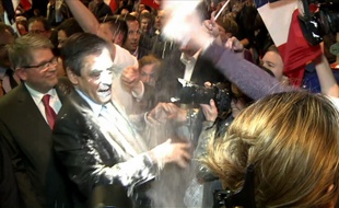 François Fillon enfariné par un jeune homme à son arrivée à un meeting à Strasbourg, le 6 avril 2017.