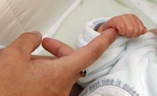 L'enfant, atteint d'une malformation du cerveau, est inopérable(illustration).