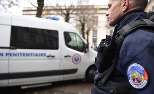Un policier devant les assises de Riom dans le Puy-de-Dôme en novembre 2016 lors du procès des parents de la petite Fiona.
