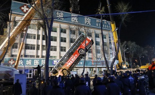 Un bus s'est enfoncé dans un trou qui s'est formé dans la route, à Xining en Chine, le 13