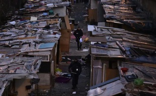 Des gendarmes lors de l'évacuation d'un campement de Roms le 3 février 2016 dans le nord de Paris