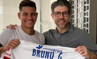 Bruno Guimaraes a posé ce mercredi aux côtés de Juninho, après une visite médicale concluante mercredi à Bogota (Colombie).