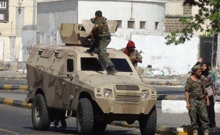 Des membres des forces de sécurité yéménites patrouillent dans les rues d'Aden, au sud du pays, le 8 décembre 2014