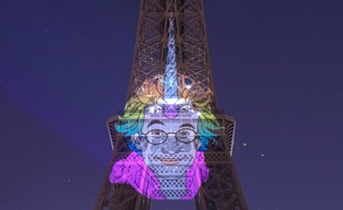 Le visage de l'artiste John Hamon en licorne sur la Tour Eiffel dans la nuit du dimanche 7 au lundi 8 avril 2019