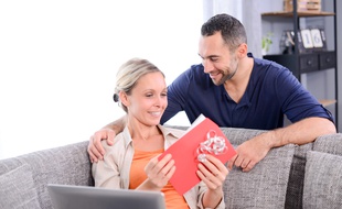 De plus en plus de cartes cadeaux permettent de faire plaisir tout en faisant preuve de solidarité.