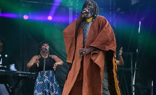 Tiken Jah Fakoly, ici à Solidays en 2016, est annoncé à l'affiche du Printemps Solidaire.