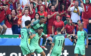 Les joueurs portugais entourent Cristiano Ronaldo suite à son doublé mercredi soir face à la Hongrie.