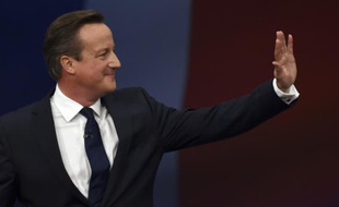 Le Premier ministre britannique David Cameron s'adresse à la foule, lors de son discours de clôture du congrès annuel des Conservateurs à Manchester, (Nord-Ouest de l'Angleterre) le 7 octobre 2015