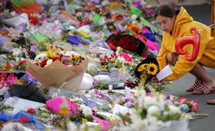 Des fleurs devant la mosquée de Linwood à Christchurch, le 21 mars 2019.