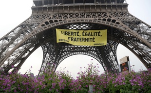 Greenpeace a déployé une banderole anti-FN sur la tour Eiffel ce 5 mai 2017.