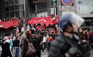 La police est intervenue dimanche à coups de gaz lacrymogènes place de la Bastille à Paris pour mettre fin à des heurts entre partisans du Parti des travailleurs du Kurdistan (PKK) et des manifestants turcs réunis contre "le terrorisme en Turquie"