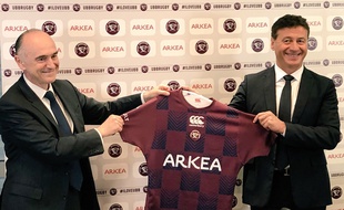 Laurent Marti (à droite) présente le tout nouveau maillot de l'UBB.