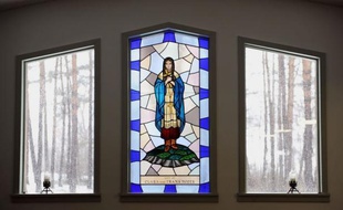 Plantée dans un champ gelé de l'Etat de New York, la statue de la jeune Mohawk en passe de devenir la première sainte amérindienne exsude le calme. L'histoire de Kateri Tekakwitha est pourtant celle d'une vie tourmentée, dont les fantômes hantent encore les collines alentour.