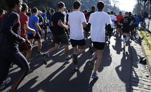 Des concurrents du marathon de Paris, le 2 mars 2014.